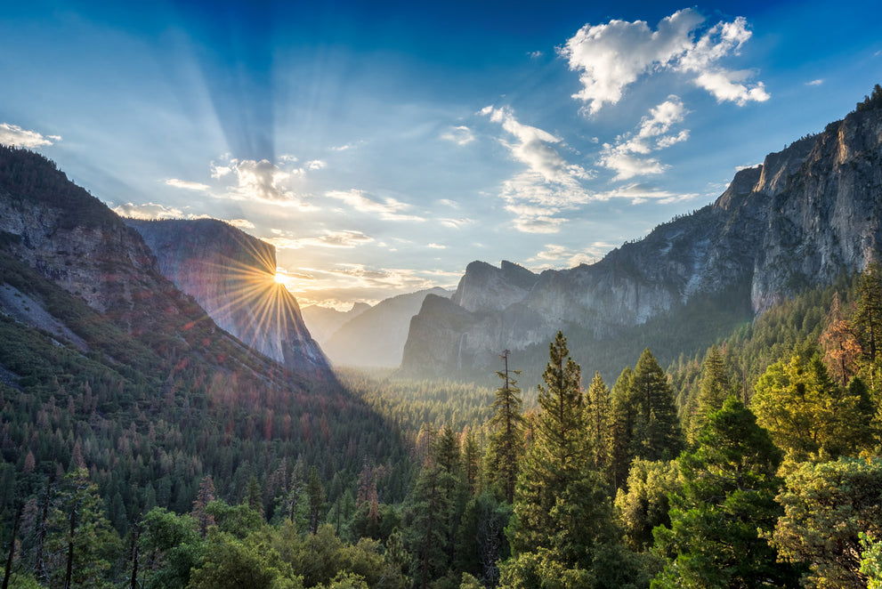 Epic view of the sun setting behind El Capitan as seen from Tunnel View in Yosemite NP